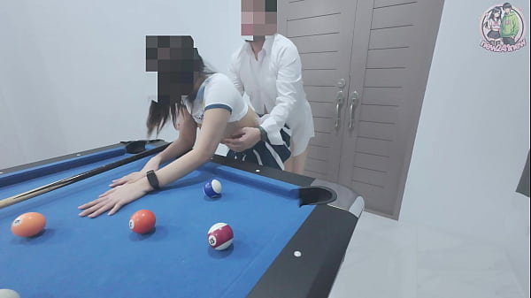 Cewek Thailand Naik Ke Meja Biliar… Lalu Digaruk Keras Sampai Meringis!