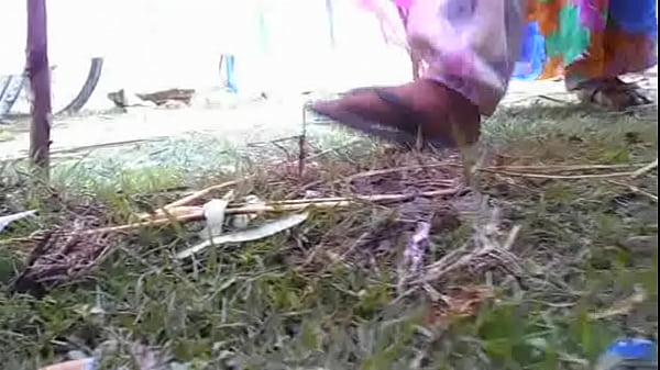 Desi Lagi Pipis, Becek Basah Bikin Ngilu
