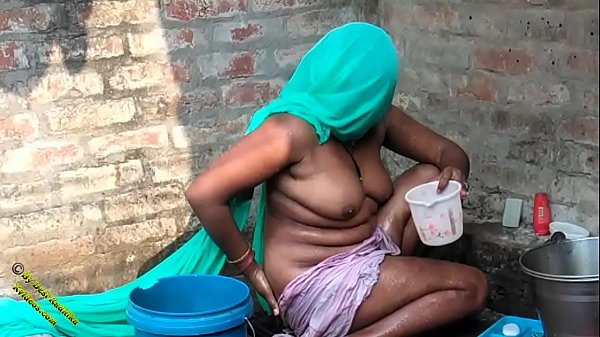 Tonton Video Mandi Desi Radhika Di Desa India, Bikin Muncrat!