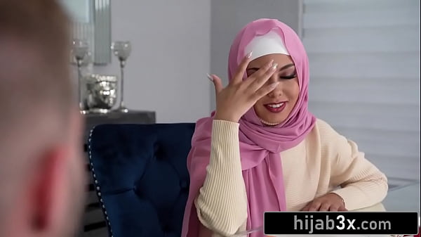 Cewek Mungil Berjilbab Digenjot Hot Sambil Hijabnya Tetap Terpasang
