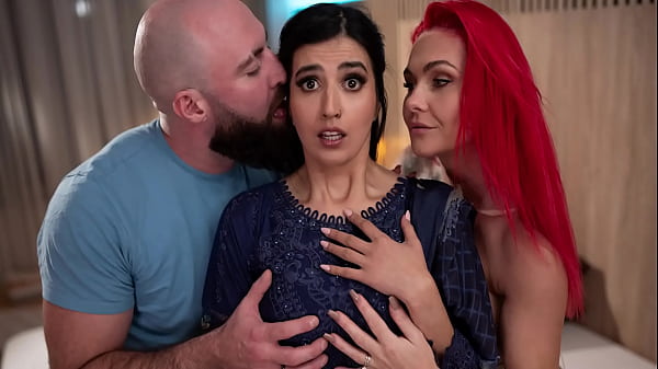Gadis Arab Konservatif Ngentot Kembaran Sendiri Di Threesome Panas
