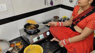 कोमल दिवाली पर नमकीन बना रही थी, देवर ने भाभी को पकड़ लिया