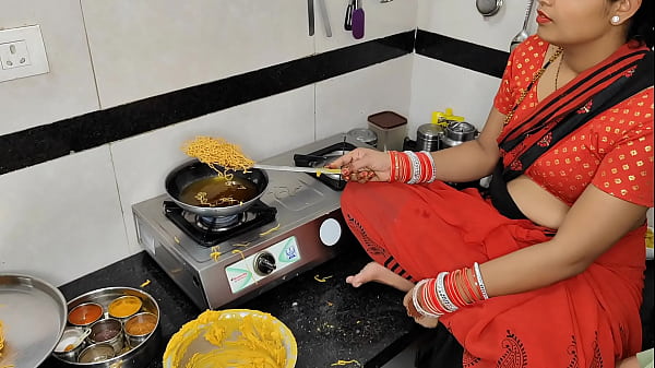 कोमल दिवाली पर नमकीन बना रही थी, देवर ने भाभी को पकड़ लिया
