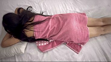 Nri Cewek, Pantatnya Dipijit Pelayan, Langsung Dikocok Memek Sambil Goyang Pantat Gede