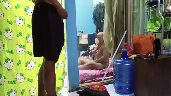 Ngentotin Istri Temen Sambil Dia Colmek, Bikin Makin Basah