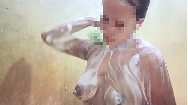 Lihatin Aku Mandi, Sayang, Biar Kamu Makin Ngiler Liat Tubuh Basahku.