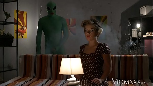 Ibu Rumah Tangga Sepi Digebug Alien Saat Halloween, Crot Dalam-dalam.