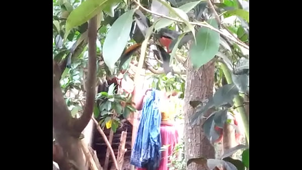Wanita India Lagi Mandi, Basah Kuyup, Bikin Ngilu Liatnya.