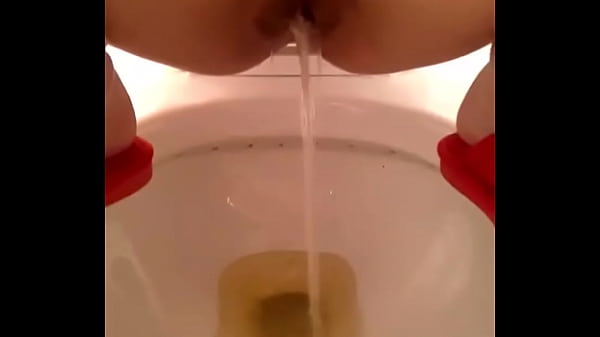 Istri Cina Ngocok Lubang Kencing Sambil Pipis, Becek Basah Bikin Makin Liar.