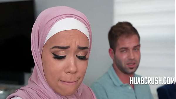 Bantuin Si Stepis Arab Biar Nggak Kaku, Gue Buka Hijab Pelan-pelan | Hijabcrush