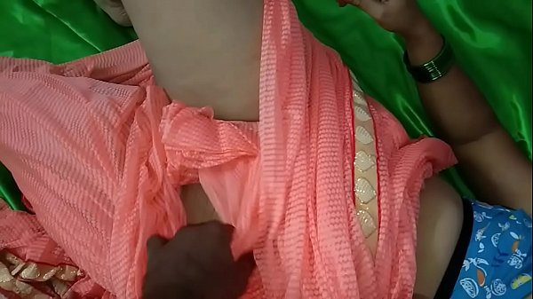 देसी सविता को चोदते हुए, गर्म और रसीली हरकतों के साथ