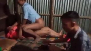3 Orang Kampung Ngentot Murahan Bareng-bareng Di Video Mesum