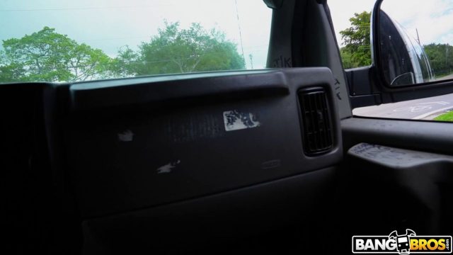 Bang Bus – Xxlayna Marie Basah Kuyup Di Hari Hujan, Ngebut Sambil Ngewe