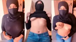 Cewe Jilbab Hitam, Nafsu Menggebu, Tangannya Garuk-garuk Toket Sendiri.