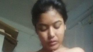 Desi Cewek Montok Nan Padat Meremas-remas Susu Montoknya Sendiri
