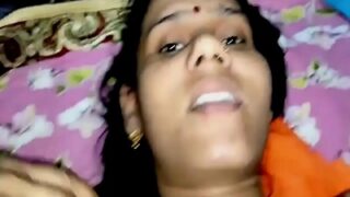 Desi Istri Ngewe Sambil Nampol Kontol Suami Di Lubang Pantatnya