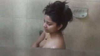 Kamera Tersembunyi Di Kamar Mandi Ala India, Bikin Makin Panas Dan Penuh Misteri.