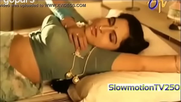 Desi Blus Basah Kuyup, Nempel Di Badan, Bikin Pengen Ngelus.