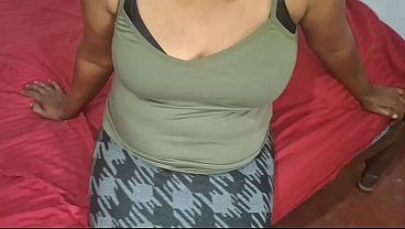 Wanita Asia Santai Sendirian, Buka Kaki, Desahan Pelan Bikin Anget.