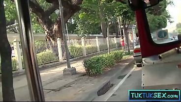 Bule Jomblo Jemput Tante Di Tuk-tuk, Langsung Naik Ke Kontol Gede.