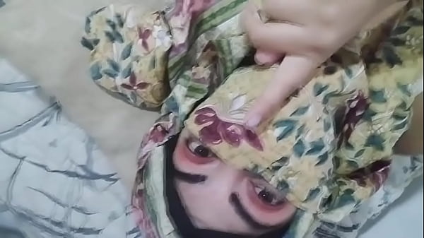 Hijab Hot Arab Milf Istri Crot Sendiri Sambil Suami Sholat Di Kamar Sebelah, Memek Basah Kuyup Sampai Orgasme