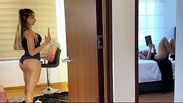 Ibu Mertua Seksi Ketahuan Ngocok Sambil Dengerin Desahan Dari Kamar Sebelah!