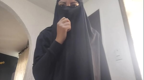 Wanita Arab Berjilbab Mainin Becek Becek Sampai Muncrat Habis Pas Colmek Di Depan Kamera