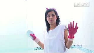 Mbok Hotel Pake Sarung Tangan Karet, Bungkukin Badan Sambil Ngelap Pancuran Sampe Basah Kuyup.