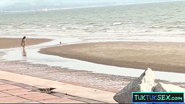 Gadis Thailand Digetar Di Pantai, Siap Digaruk Bule Kontol Besar.