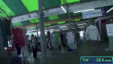 Lidahnya Ditindik, Ibu Mertua Thailand Mungil Digebuk Dua Bule Ganteng