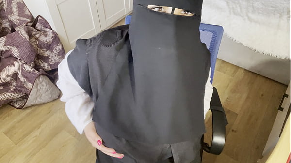 Wanita Turki Bermata Indah Pakai Hijab Colmek Pakai Celana Ketat.