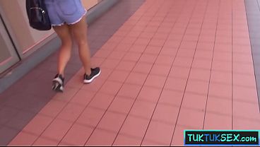 Gadis Thailand Abal-abal Dicolong Di Tuk Tuk Terus Digiring Ke Hotelnya Buat Main Sange.