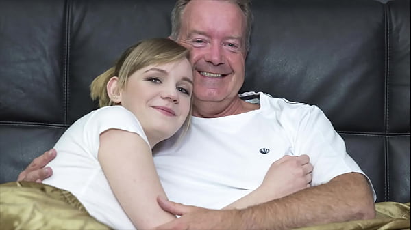 Blonde Seksi Nunduk Biar Ditusuk Kontol Gede Kakek-kakek