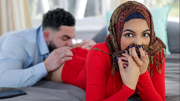 Kakak Tiri Yang Ngajarin Adik Hijabnya Beberapa Hal Panas Sebelum Nikah – Hijab Bergoyang
