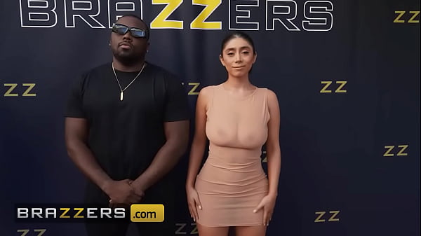 Brazzers – Violet Myers Colok Memek Sambil Pamer Ke Paparazi