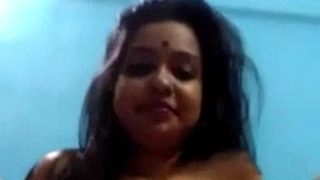 Cewek India Imut Pamer Pantat Sambil Jari-jari Memek Basah
