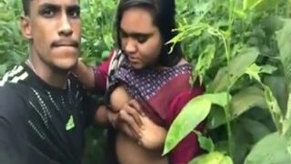 Desi Bejat Ngebor Pelacur Montok Di Semak-semak Liar