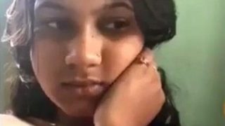 Malu-malu Tapi Ngeyel, Cewek Desi Telanjang Depan Kamera