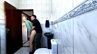 Paman Tiri Gosok-gosok Badan Sambil Buka Baju Dan Colmekin Dia.