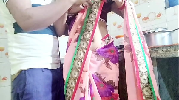 देसी भाभी बर्तन धो रही थी, तभी उसका देवर आया और बोला, “भाभी तेरी चूत चाहिए, देगी क्या?” हिंदी आवाज में सुनो।