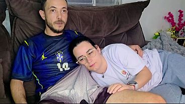 Irmãzinha é Provocada Pelo Irmão Enquanto Vê O Jogo Do Brasil, Tesão No Ar.