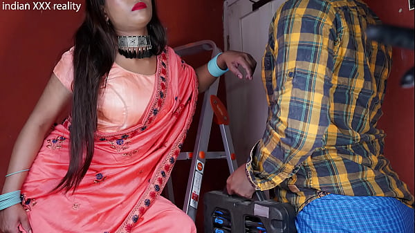 Bapak Tua Montir India Lagi Benerin Pipa Sambil Ngerogoh Daleman