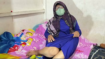 Wanita Berhijab Lagi Mainin Dirinya Sendiri, Nikmatin Sensasi Panas Yang Bikin Dia Makin Liar.